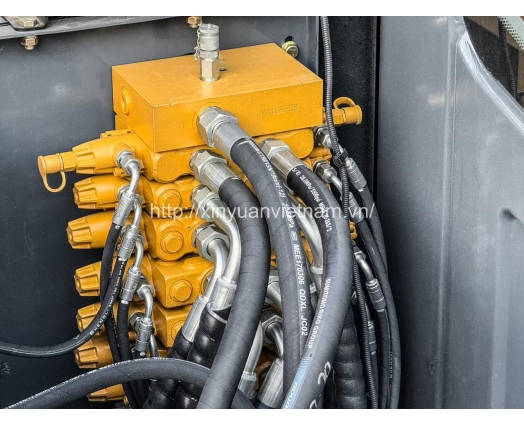 Máy xúc đào Xinyuan XYC130WT
